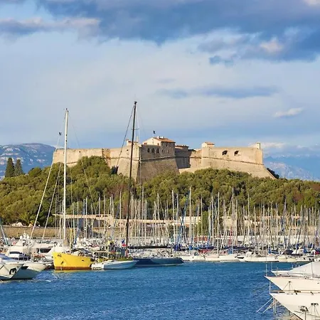 Appartement Excusif Et Exceptionnel Charmant 2 Pieces Coeur Du Vieil Antibes 100 M Du Port Et Des Plages